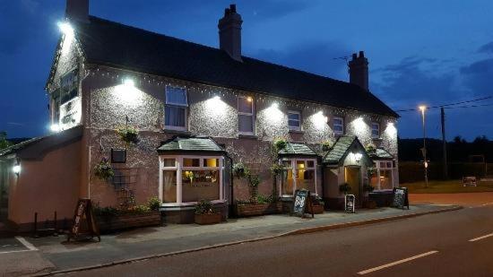 The Huntsman Hotel Cheadle  Exterior photo